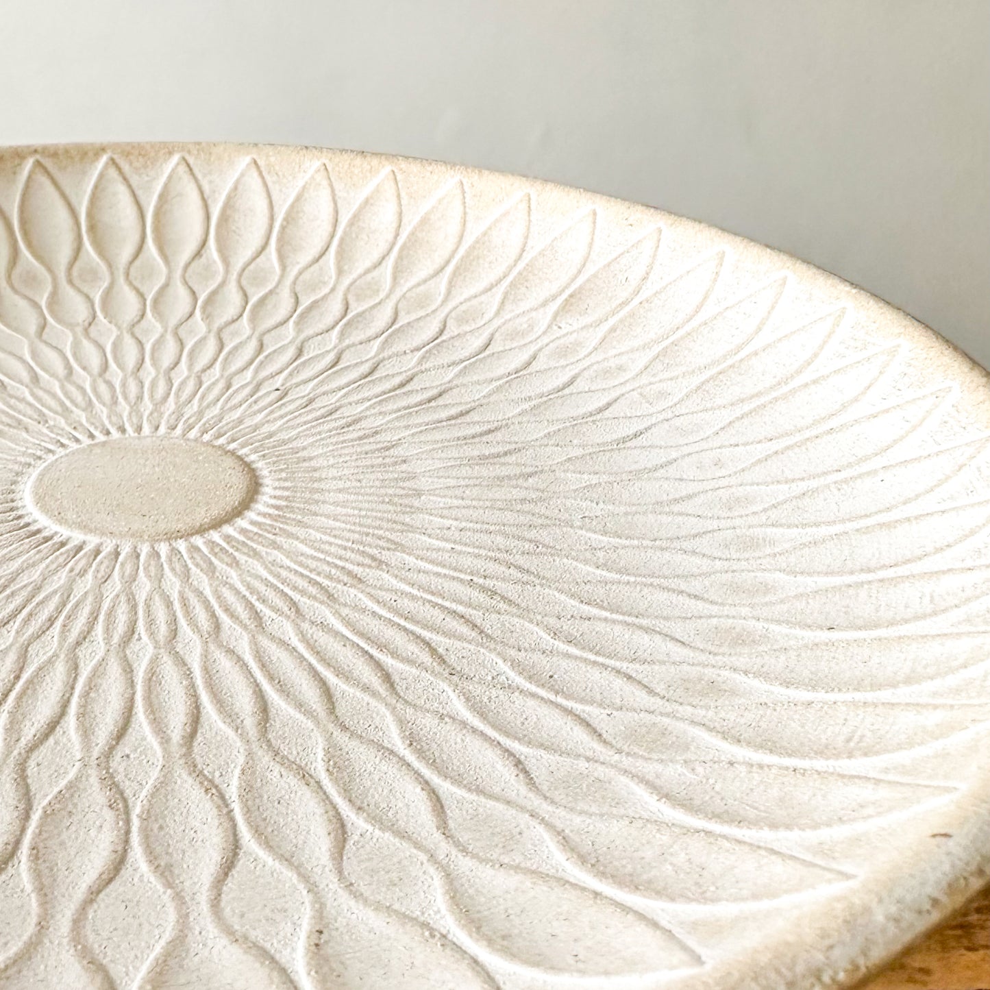 Set 2 Pedestales Madera Albayalde 23cm y 21cm - Textura Relieve bandeja Frank Home Chile