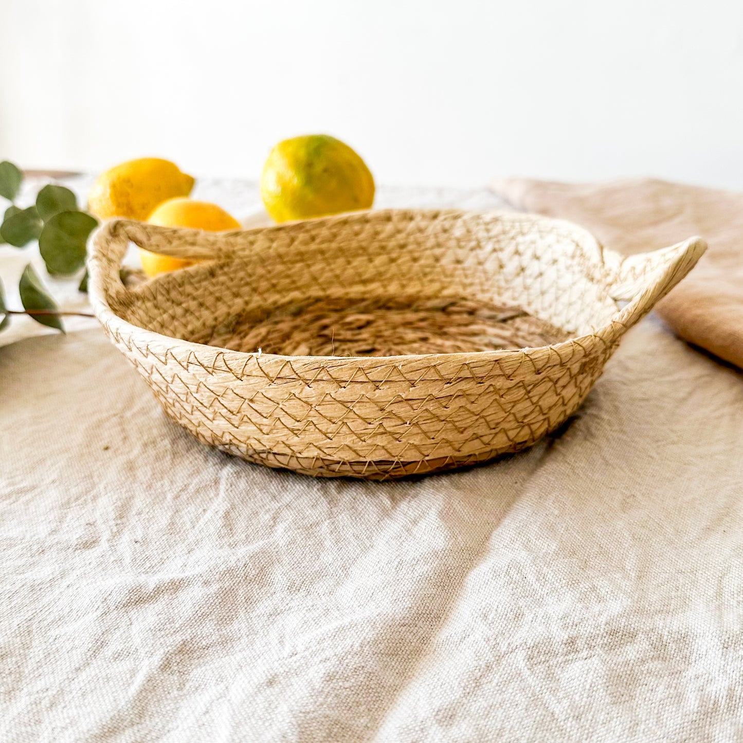 Bandeja tejida bicolor con asas bandeja Frank Home Chile