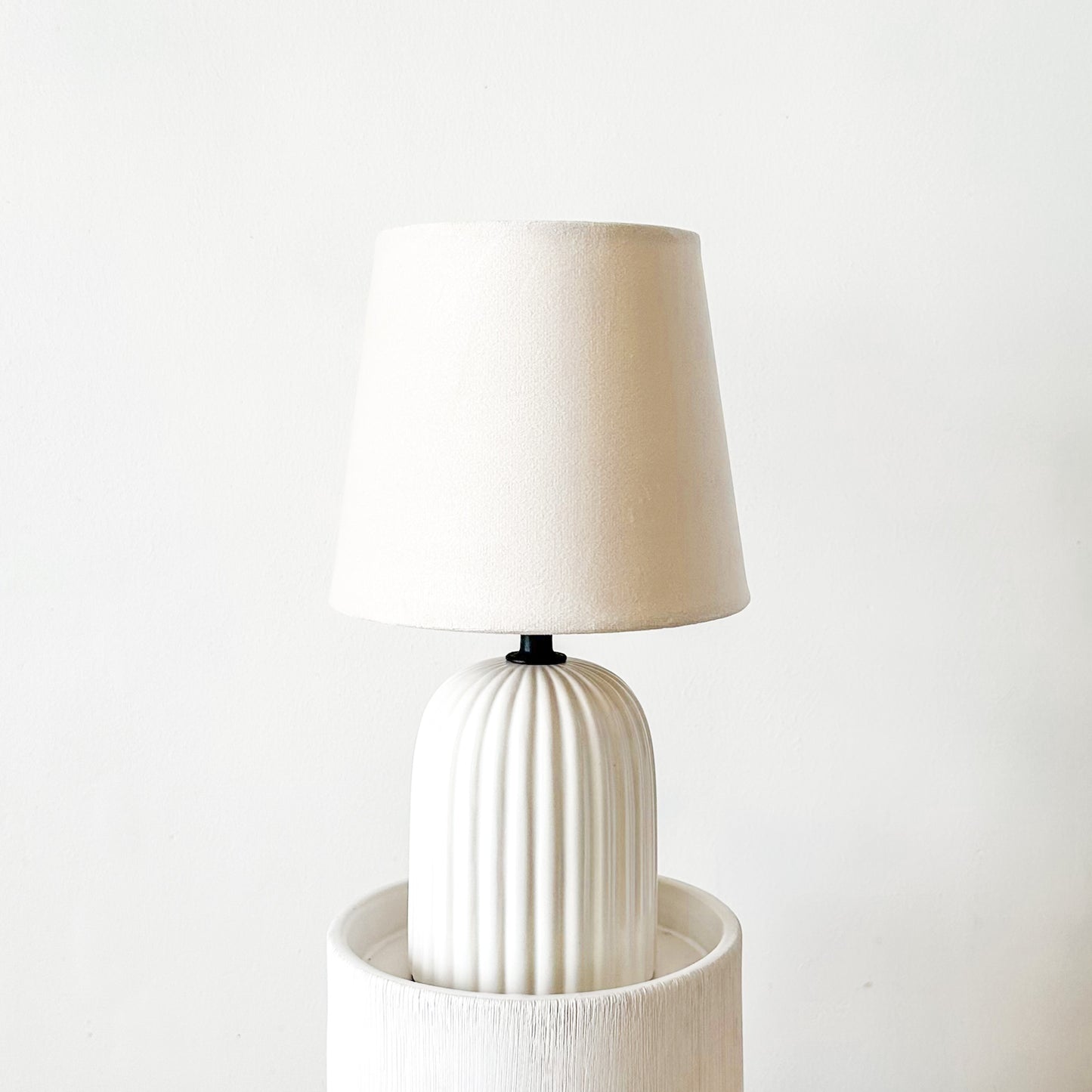 Lámpara de Mesa Acanalada Lampara de mesa y escritorio Frank Home Chile