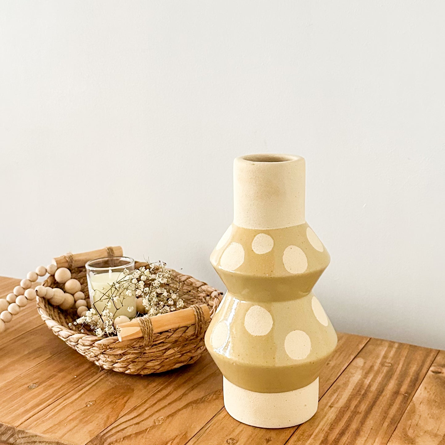 Florero cerámica lunares beige Florero Frank Home Chile