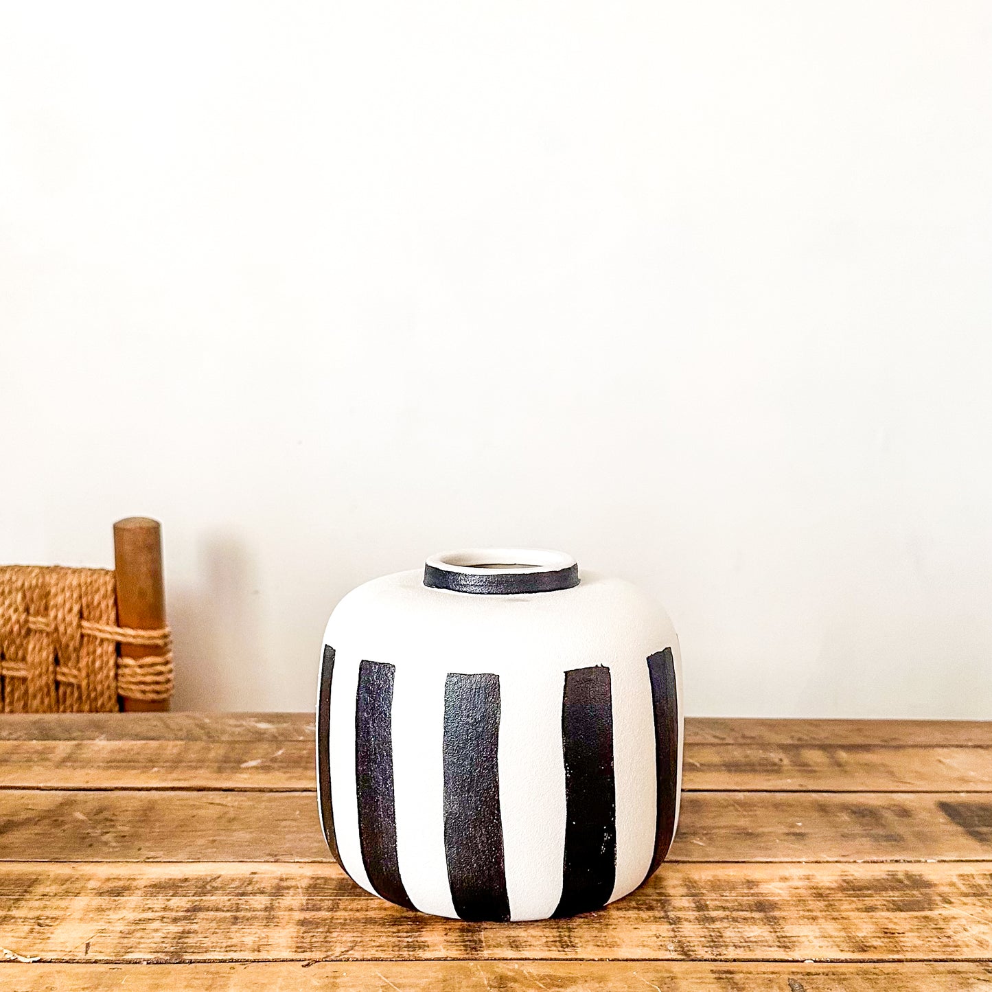 Florero Cerámica Blanco y Negro 17cm Artesanal | Frank Home Florero Frank Home Chile