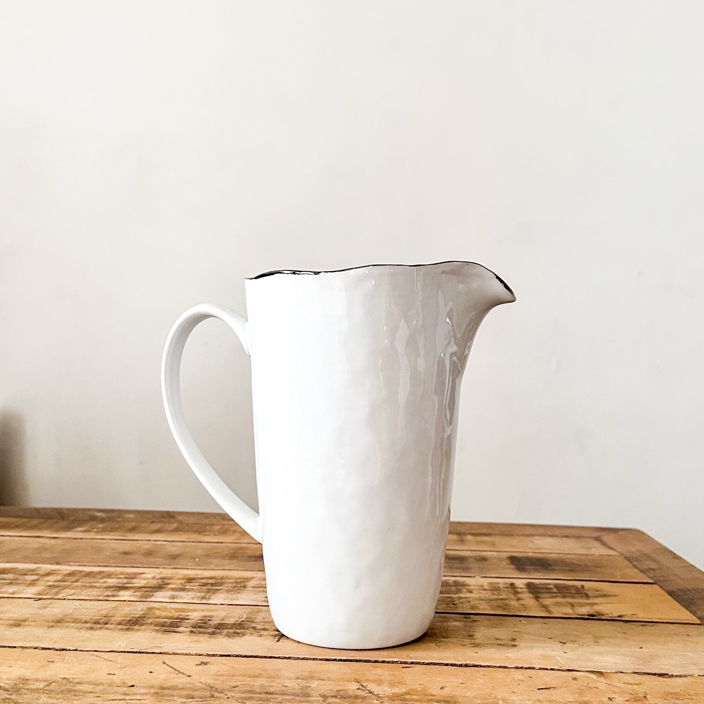 Jarra Cerámica Blanca Borde Negro 1.8L - Diseño Minimalista Jarra Frank Home Chile