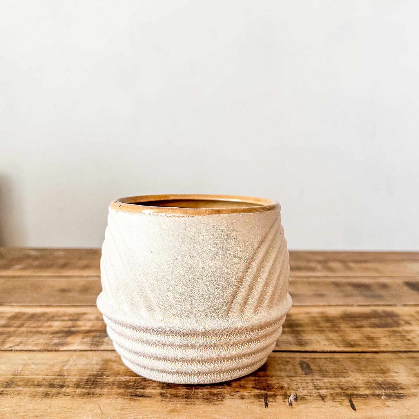 Porta Macetero Beige Relieve Geométrico 10cm - Diseño Artesanal Porta Macetero Frank Home Chile