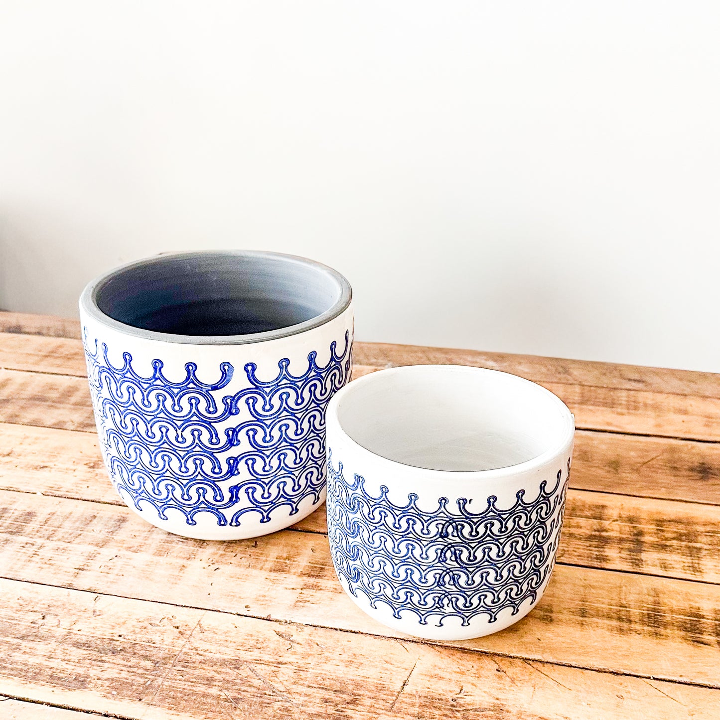 Porta Macetero Cerámica Blanco Grecas Azules Dos Tamaños | Frank Home Porta Macetero Frank Home Chile