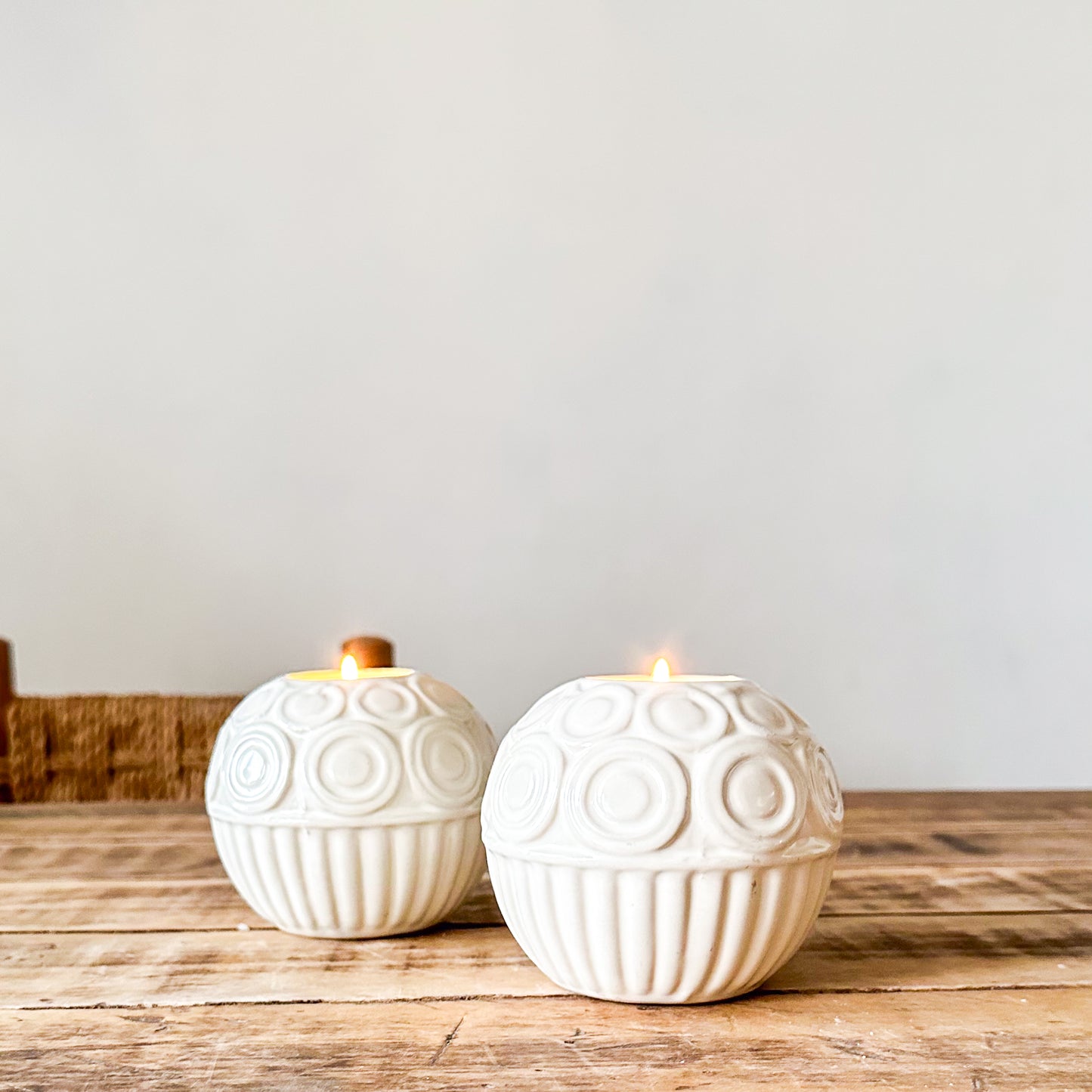 Set 2 Porta Velas Cerámica Esmaltada Blanca Texturas Set Porta Velas Frank Home Chile