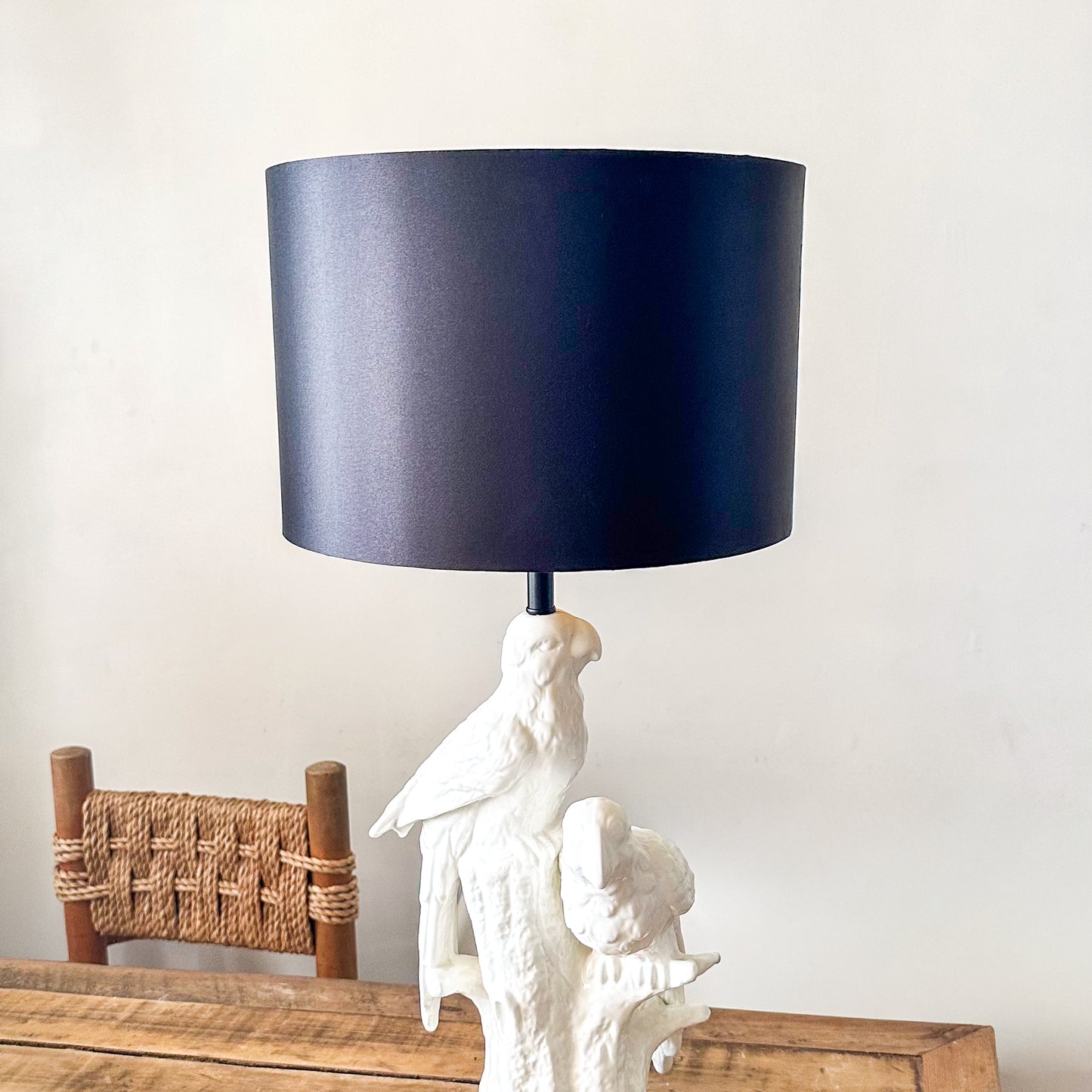 Lámpara Base Cerámica Esmaltada Pájaros Pantalla Negra Interior Dorado Lampara de mesa y escritorio Frank Home Chile