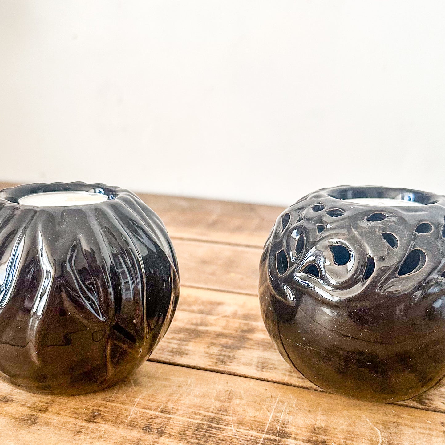 Set 2 Porta Velas Cerámica Esmaltada Negra con Textura 9x9 cm Porta Velas Frank Home Chile