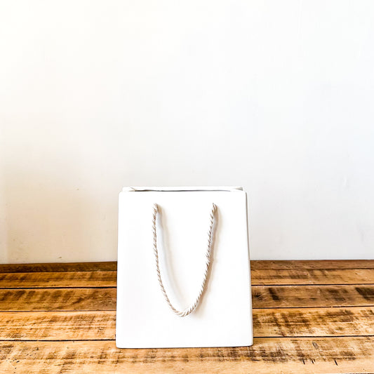 Florero Cerámica Satinada Forma de Bolso con Asas de Cuerda 20x23 cm Florero Frank Home Chile