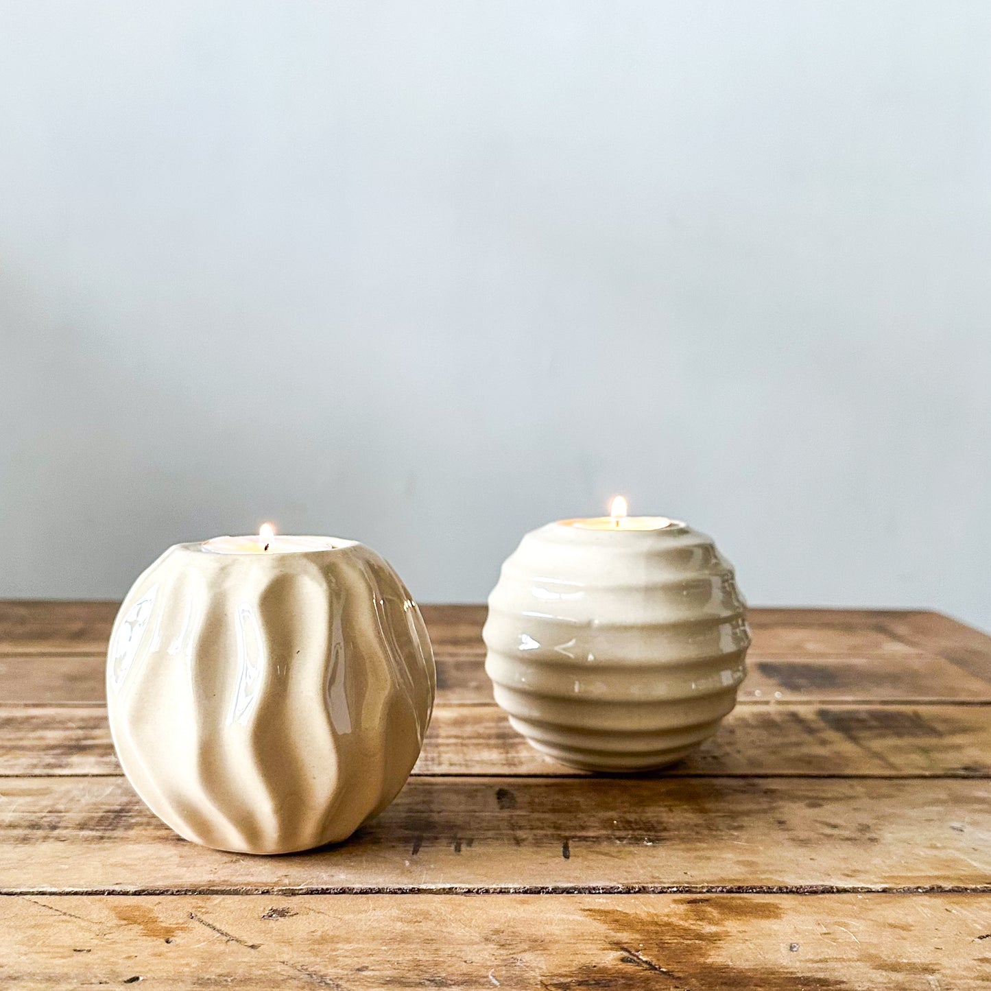 Set 2 Porta Velas Cerámica Esmaltada Espiral y Ondas Set Porta Velas Frank Home Chile
