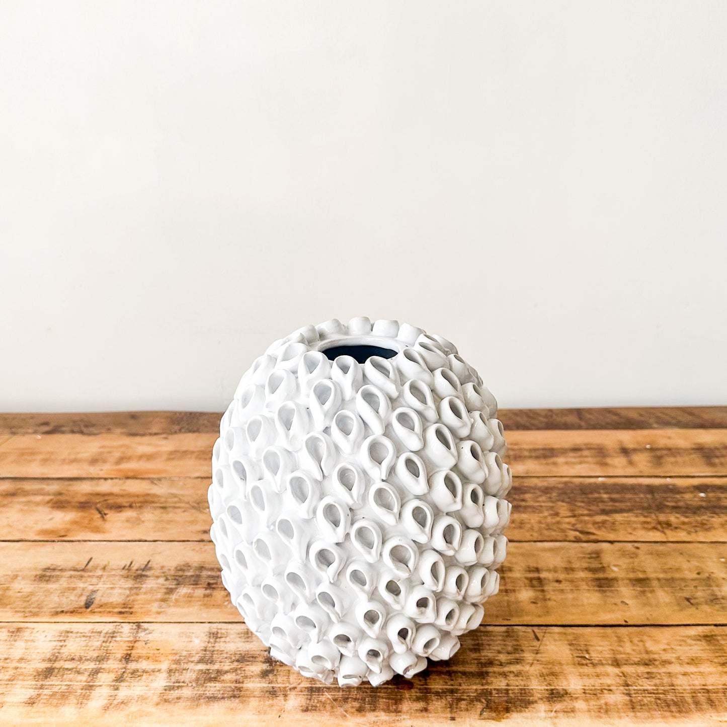 Florero Cerámica Esmaltada Blanca Relive 22 cm