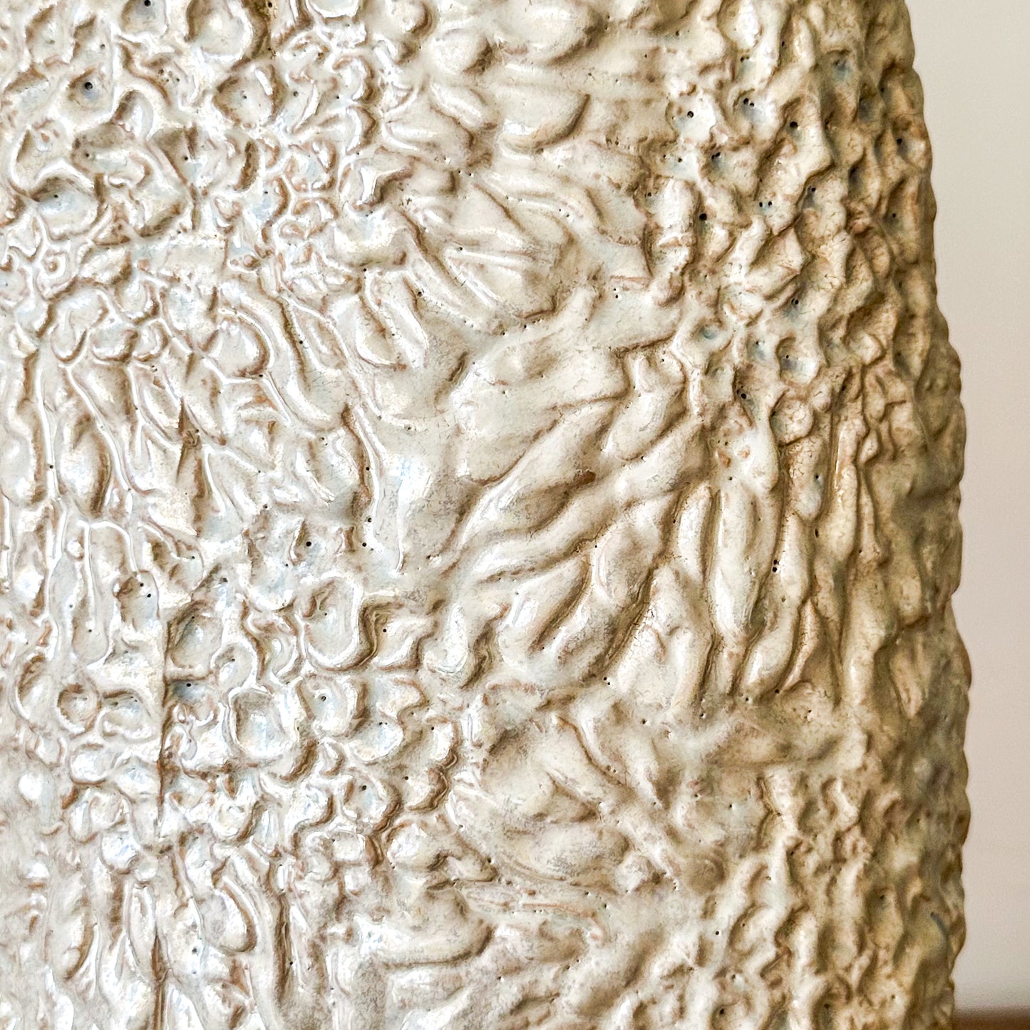 Florero Cerámica Tornasolada Relieve Beige 43 cm