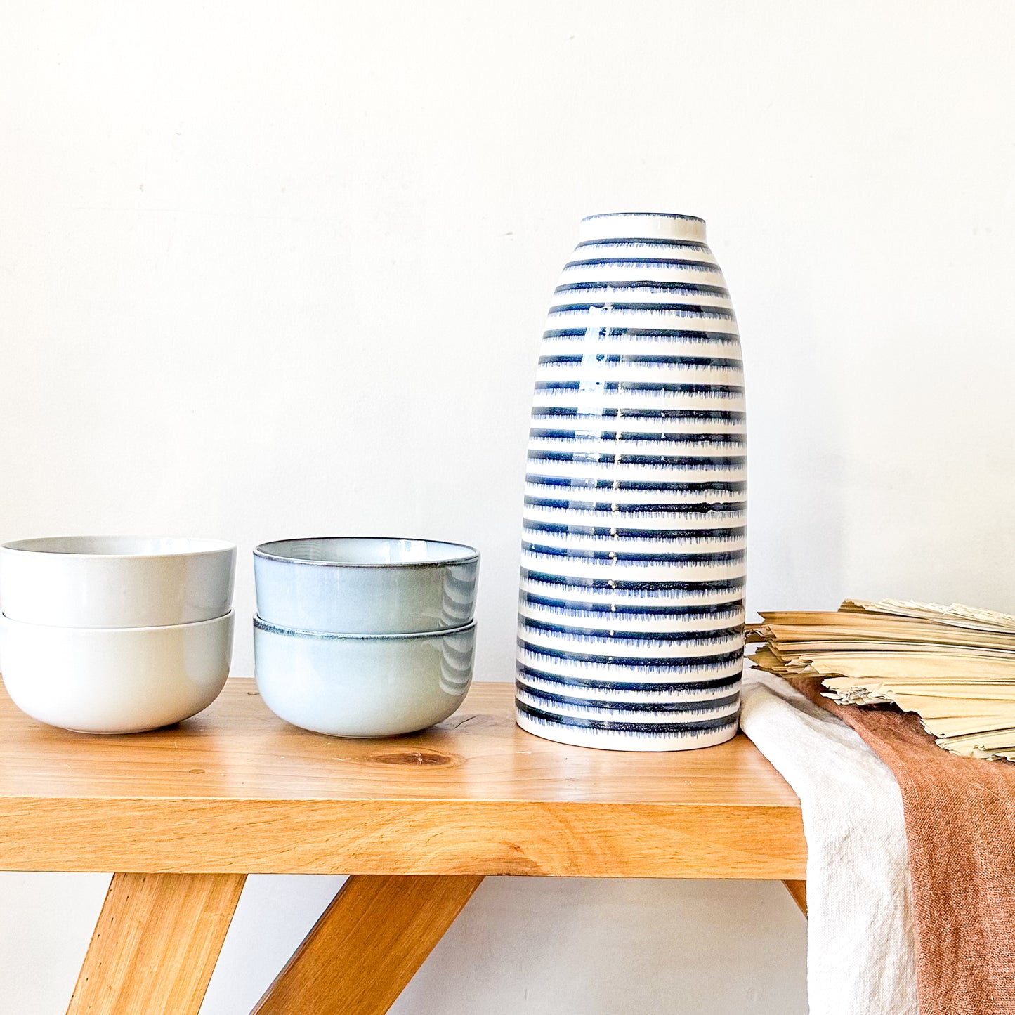 Florero Cerámica Listado Azul Marino 32cm - Acabado Artesanal Florero Frank Home Chile