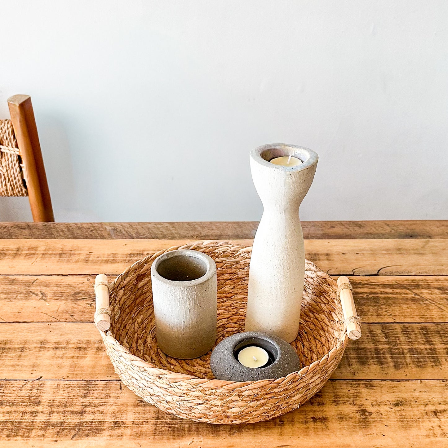 Set Porta Velas y Florero Cemento Blanco Gris 24.5cm - Minimalista Set Porta Velas Frank Home Chile