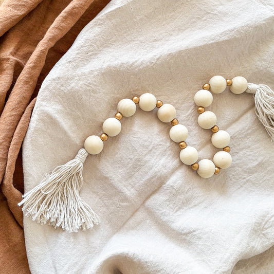 Adorno cuentas madera y doradas con borlas Adorno Frank Home Chile