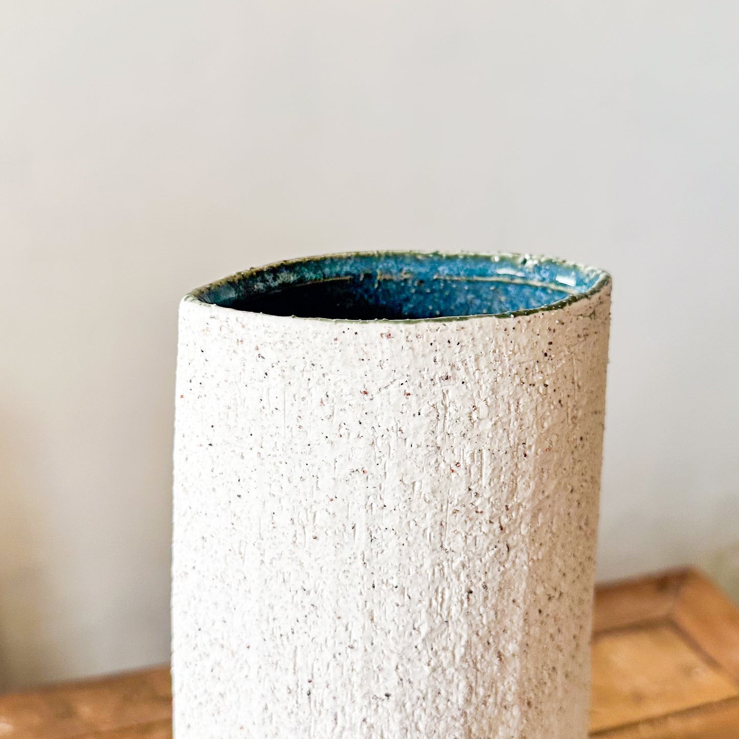 Florero Cerámica Blanca Texturada Interior Esmaltado Azul - 39 cm Florero Frank Home Chile