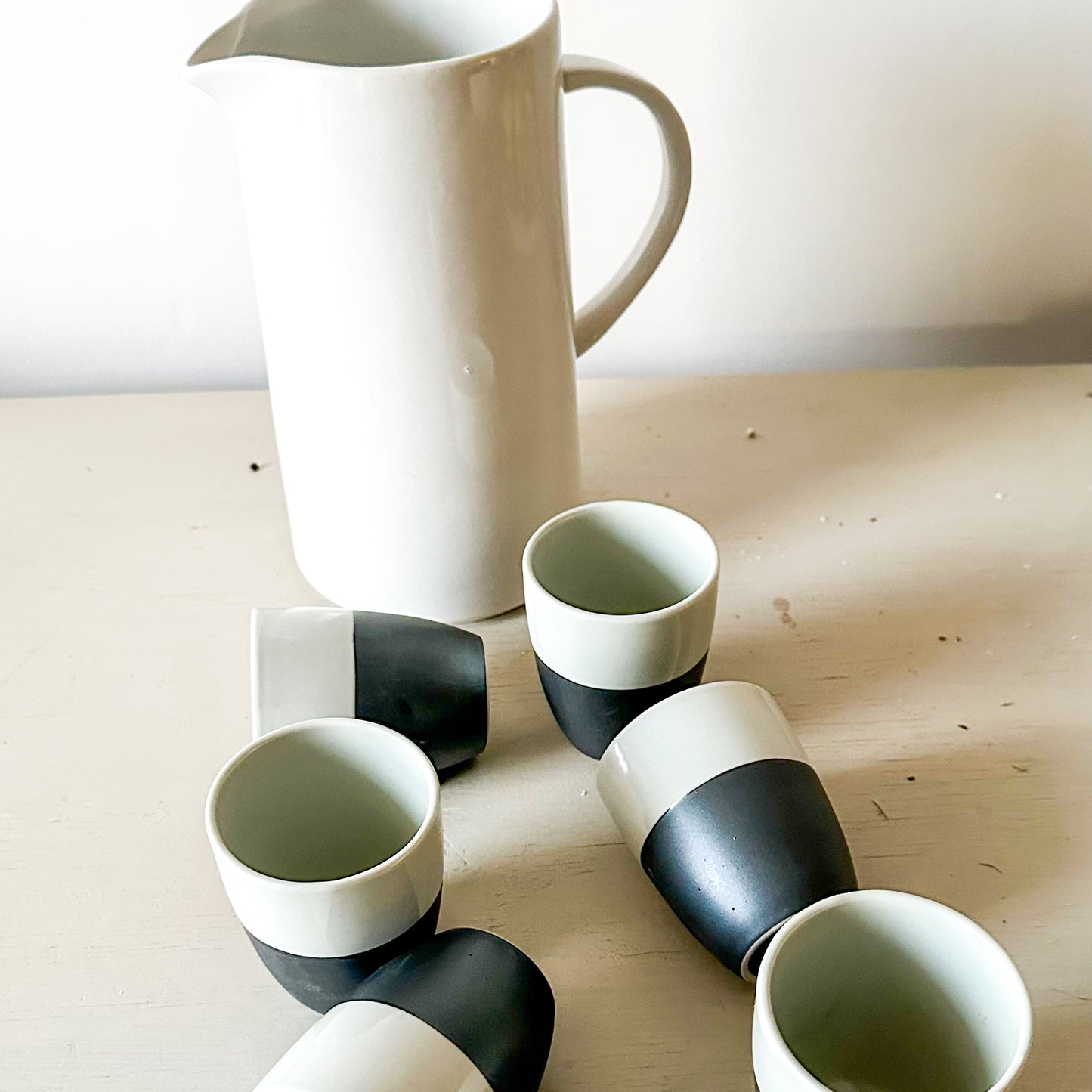 Set Jarra 1.8L y 6 Vasos Cerámica Bicolor 200ml - Elegante set jarra y vasos Frank Home Chile