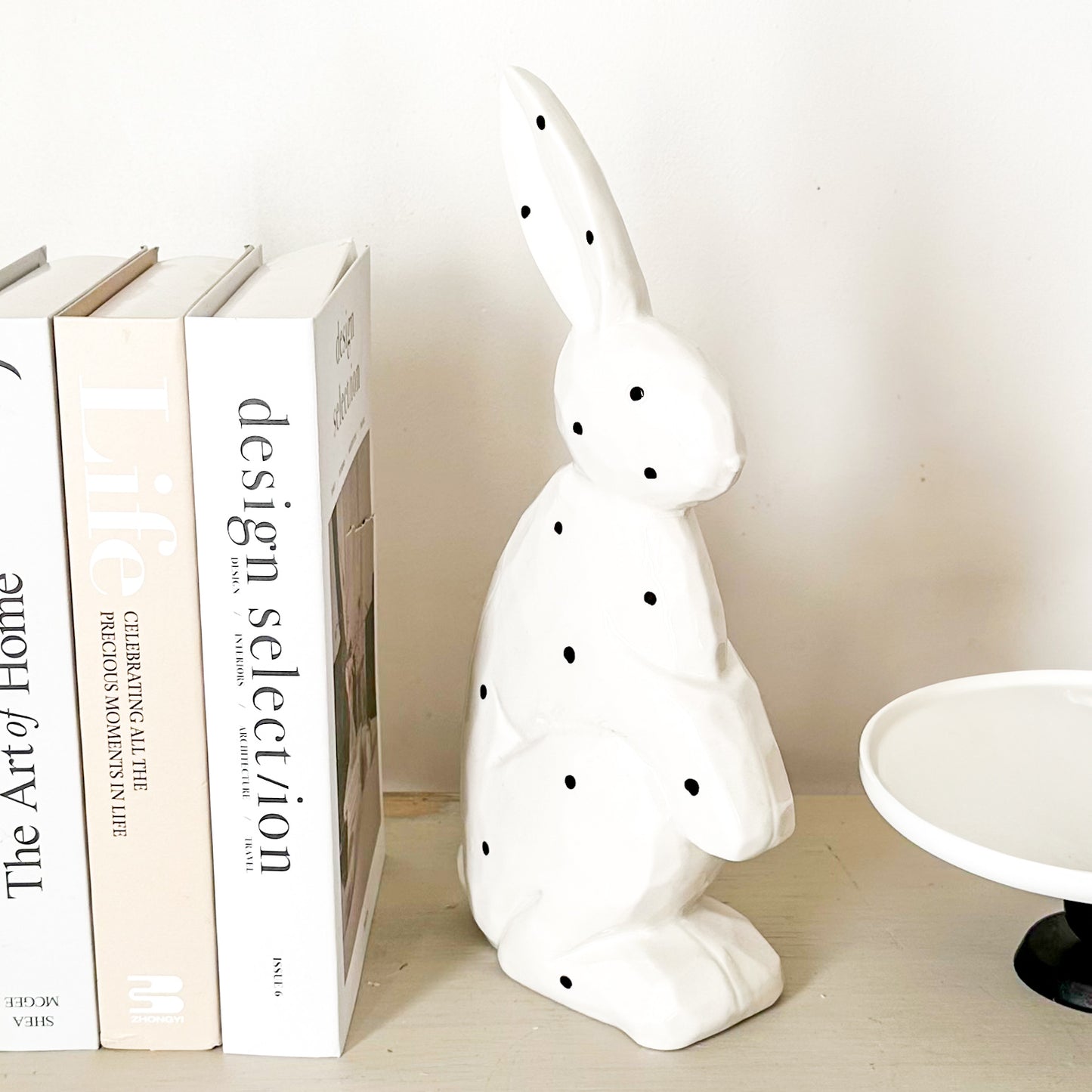 Conejo Decorativo Cerámica Blanco Lunares Negros 33cm Adorno Frank Home Chile