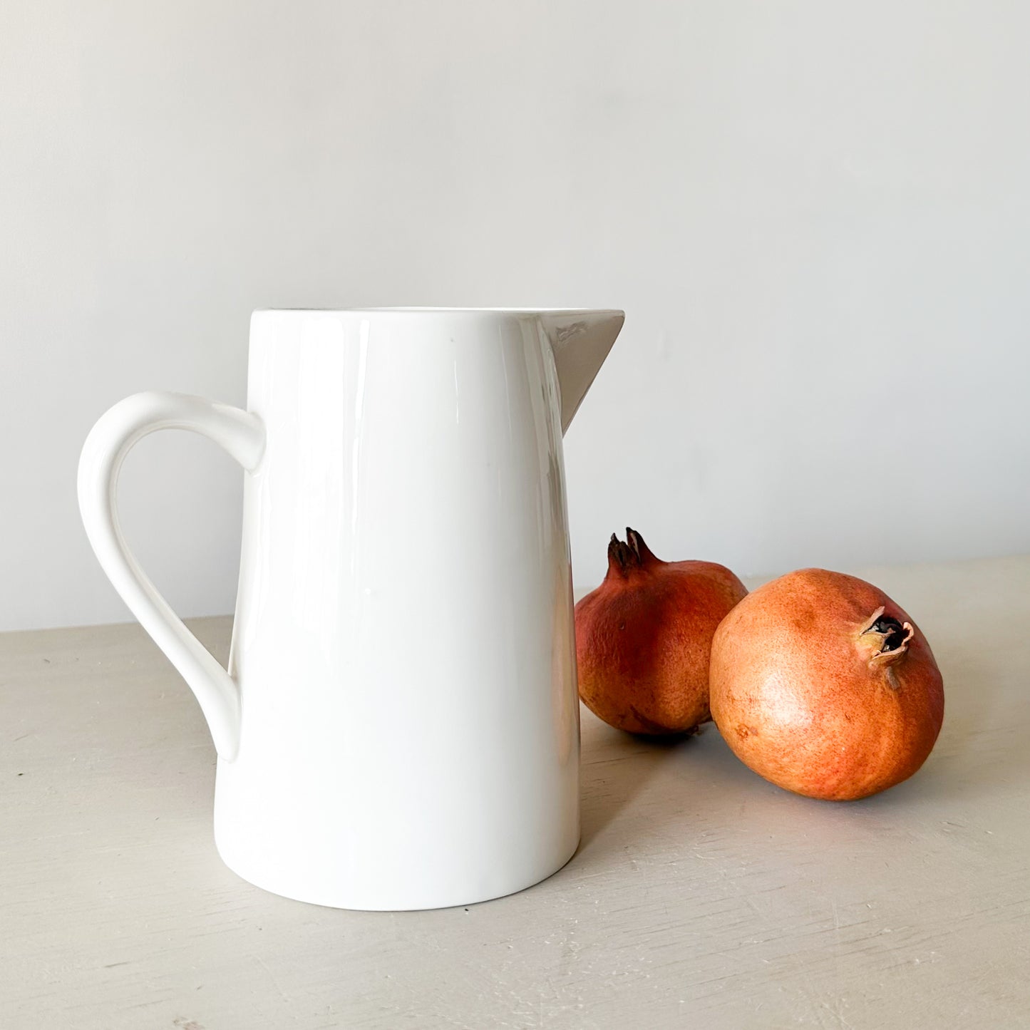 Jarra de leche cerámica blanca