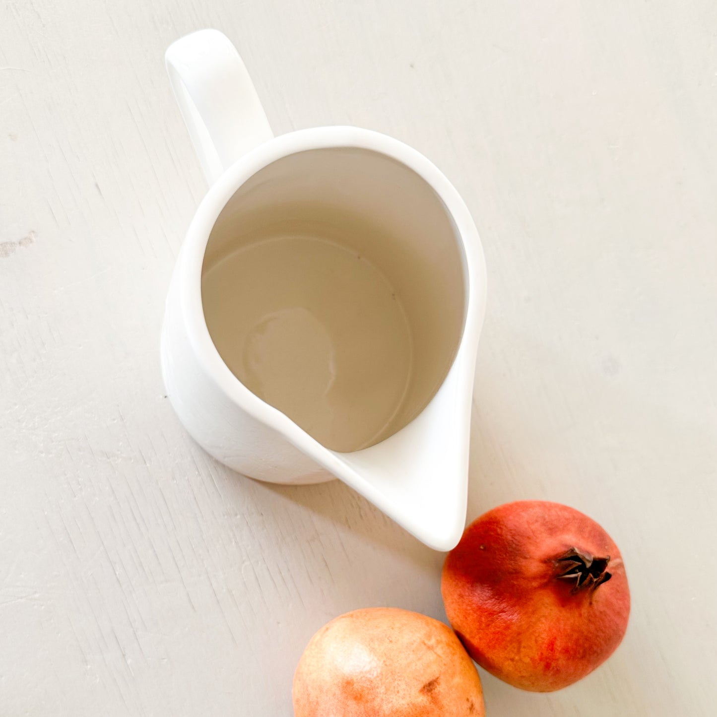 Jarra de leche cerámica blanca