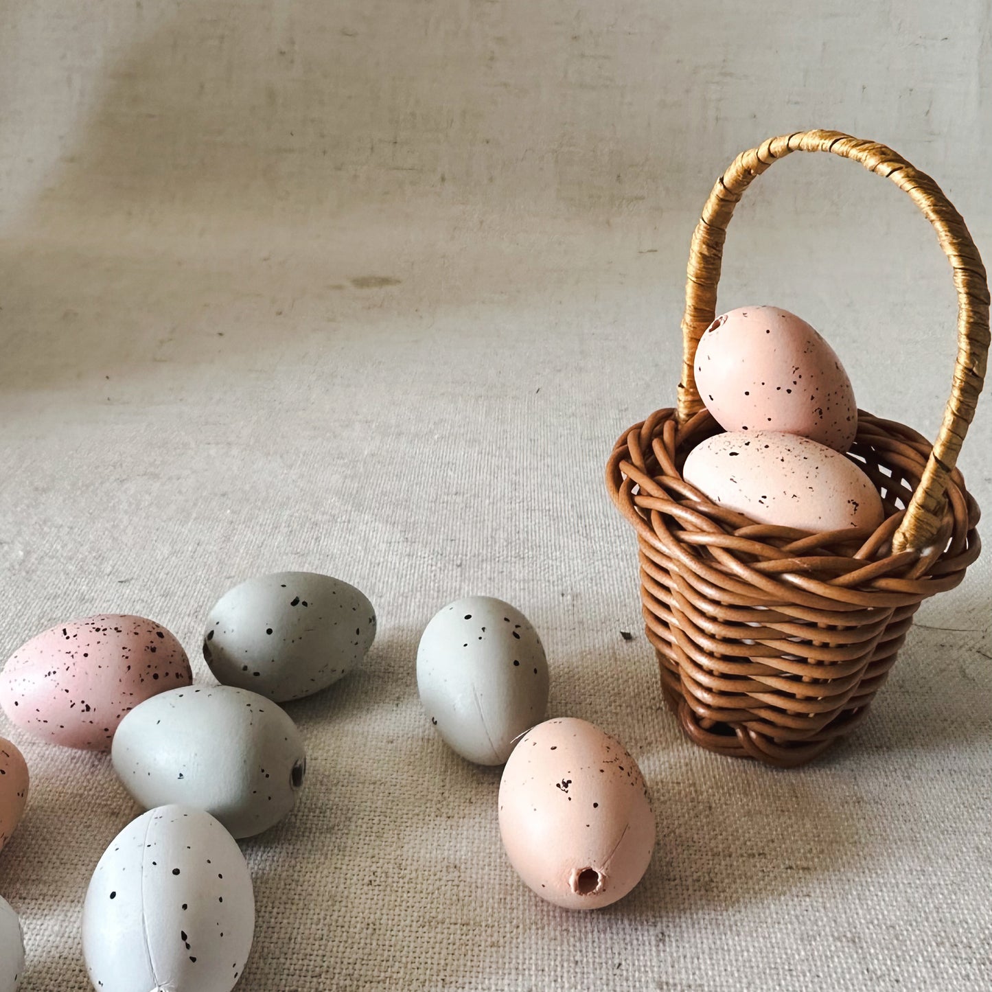 Set Mini Canastos y Huevitos Pascua - 5 Canastos 24 Huevos Decorativos set pascua Frank Home Chile