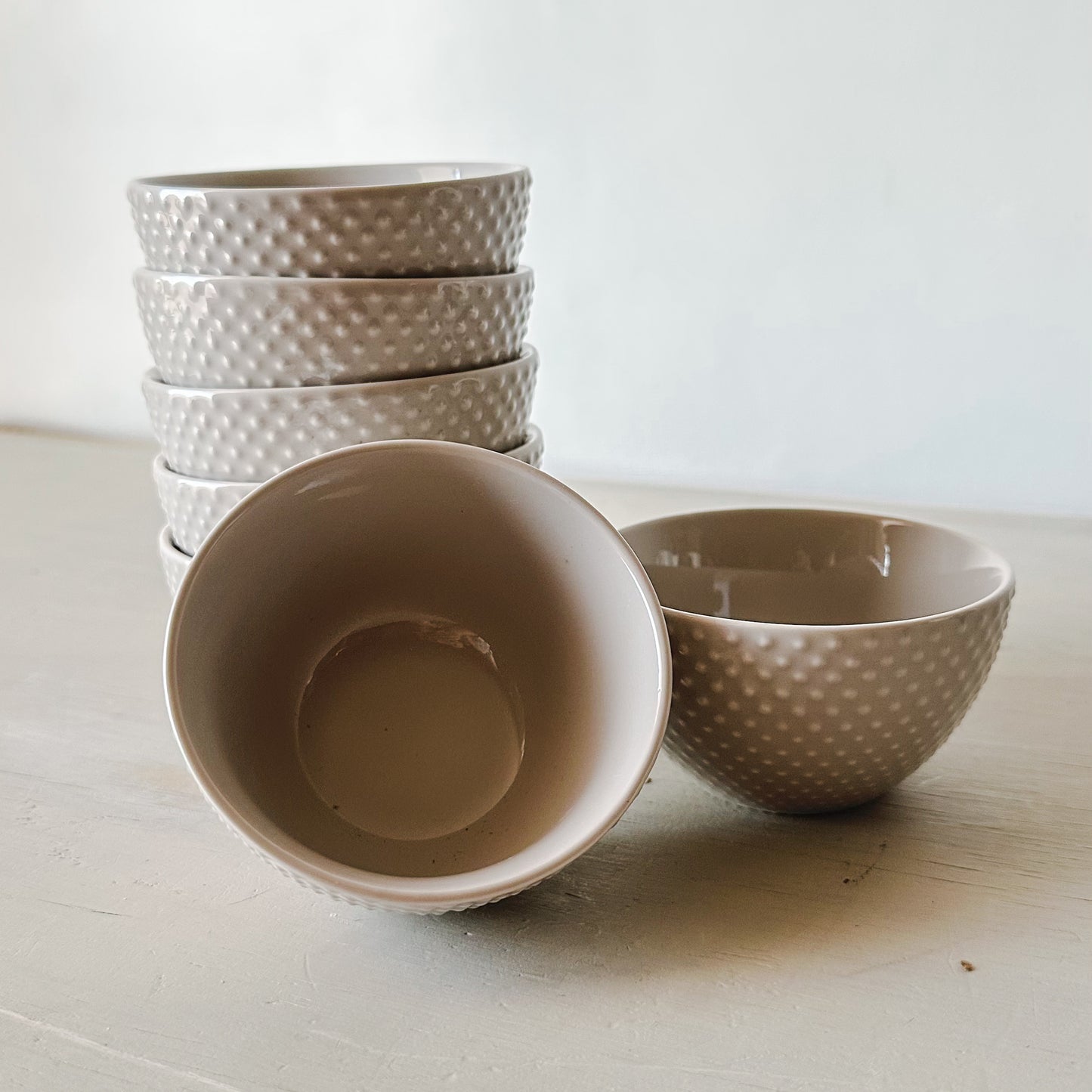 Pocillo Gris Puntos Cerámica Texturizada 9.9cm - Aperitivos pocillo Frank Home Chile