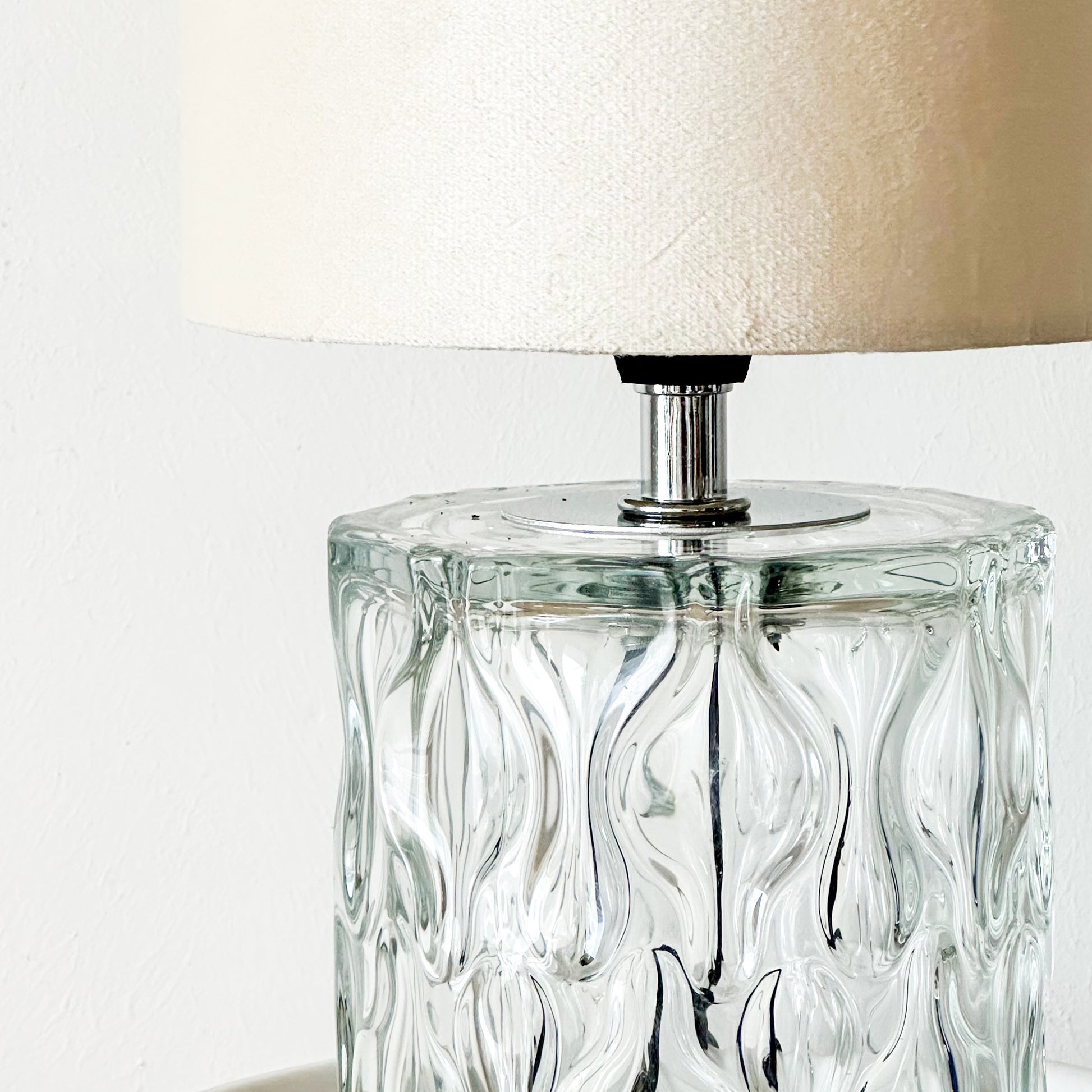 Lámpara de Mesa Base Vidrio Texturado Lampara de mesa y escritorio Frank Home Chile