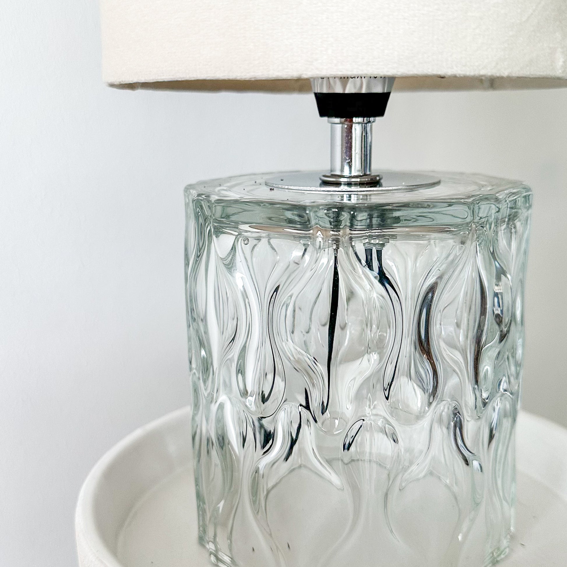 Lámpara de Mesa Base Vidrio Texturado Lampara de mesa y escritorio Frank Home Chile