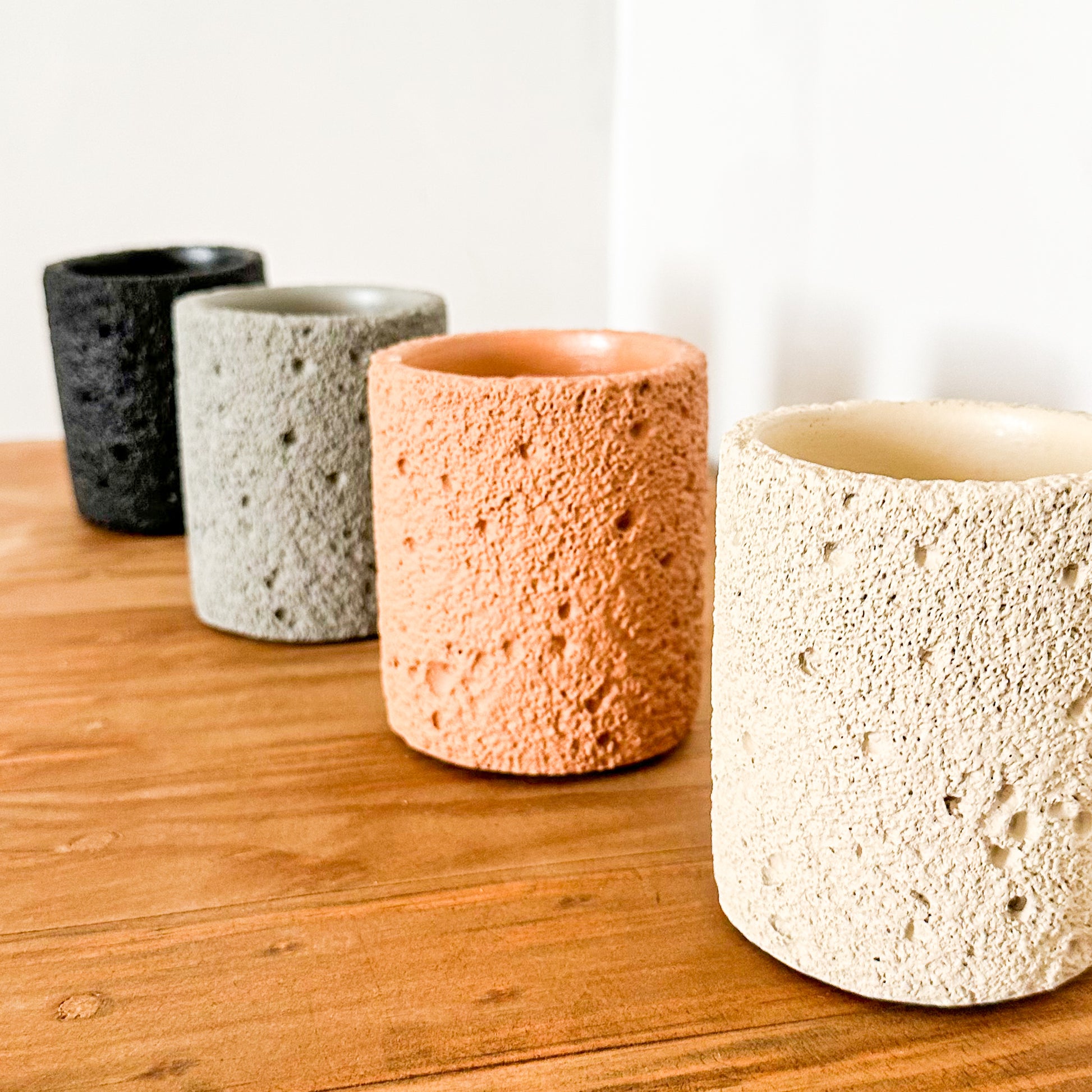 Vela Soja Frasco Cerámica Rústico 9cm - 4 Colores Elegantes Vela Frank Home Chile