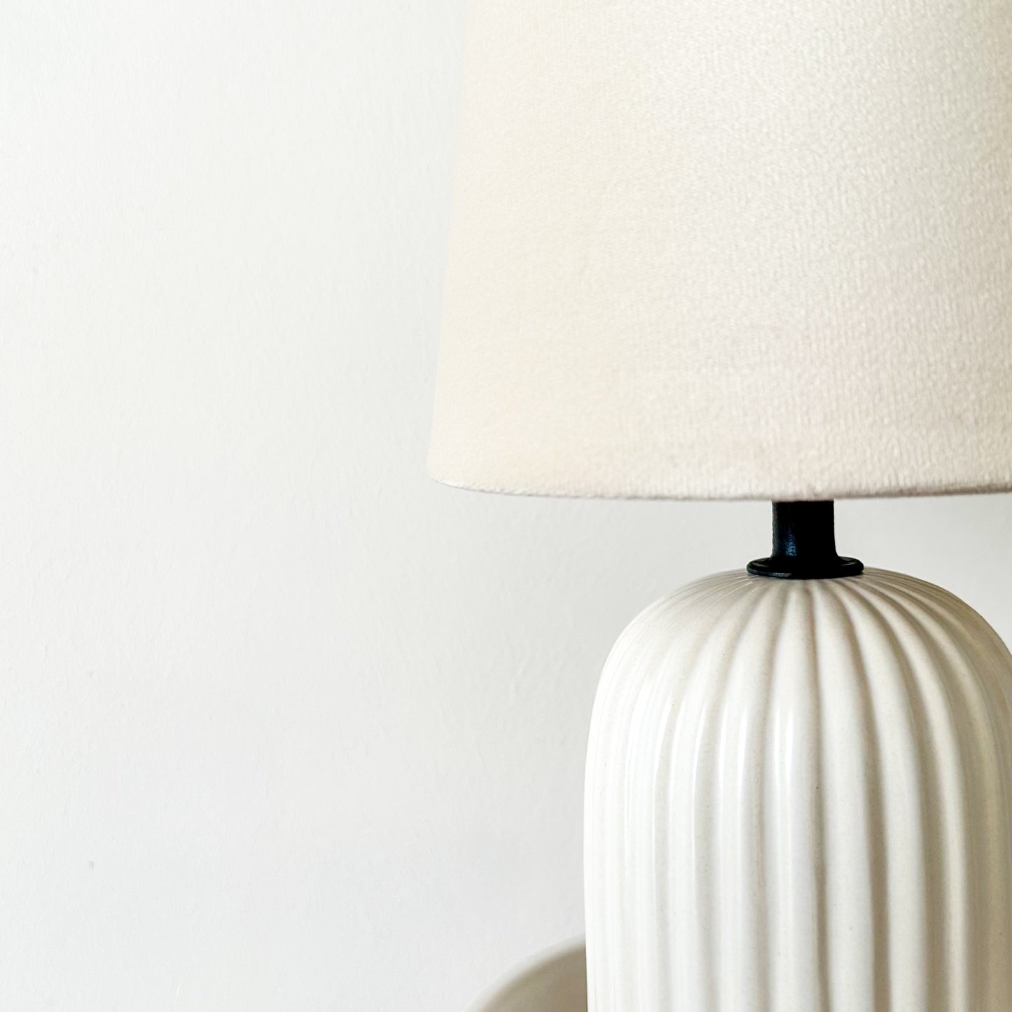 Lámpara de Mesa Acanalada Lampara de mesa y escritorio Frank Home Chile