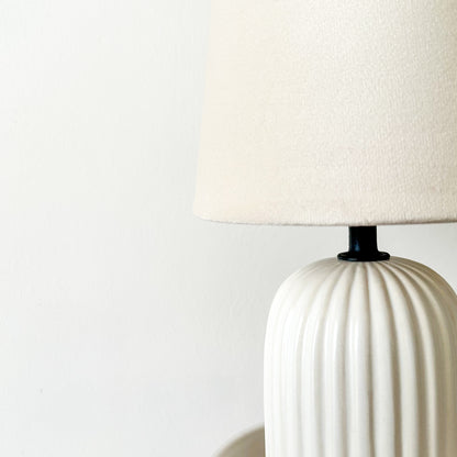 Lámpara de Mesa Acanalada Lampara de mesa y escritorio Frank Home Chile