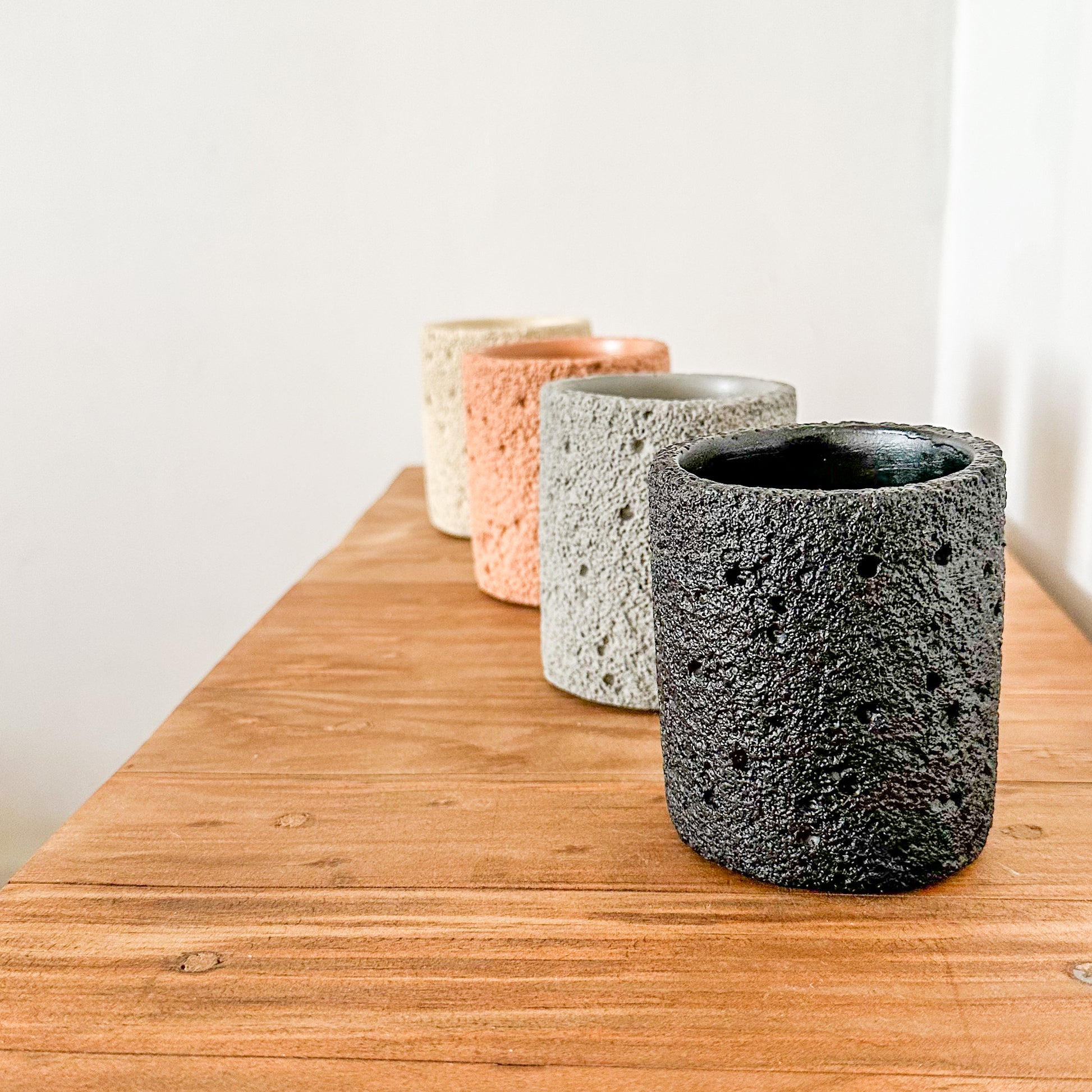 Vela Soja Frasco Cerámica Rústico 9cm - 4 Colores Elegantes Vela Frank Home Chile