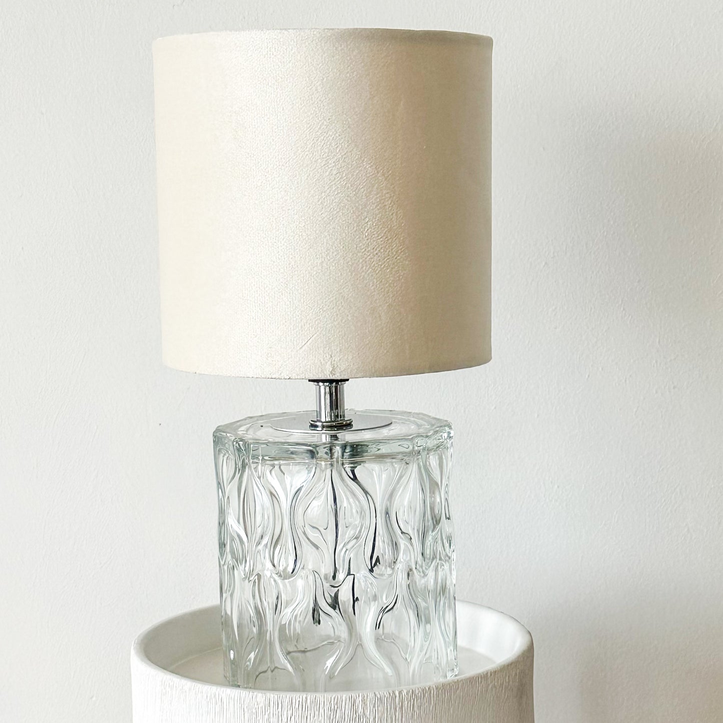 Lámpara de Mesa Base Vidrio Texturado Lampara de mesa y escritorio Frank Home Chile