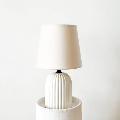 Lámpara de Mesa Acanalada Lampara de mesa y escritorio Frank Home Chile