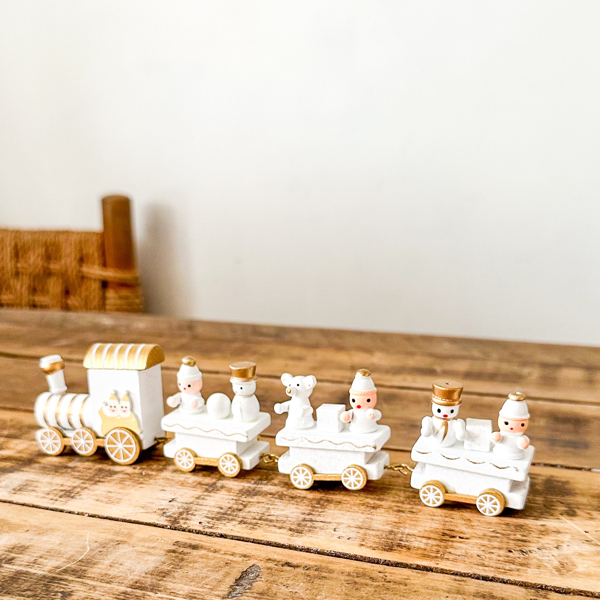 Tren Decorativo de Madera Navideño Blanco y Dorado Adorno Frank Home Chile