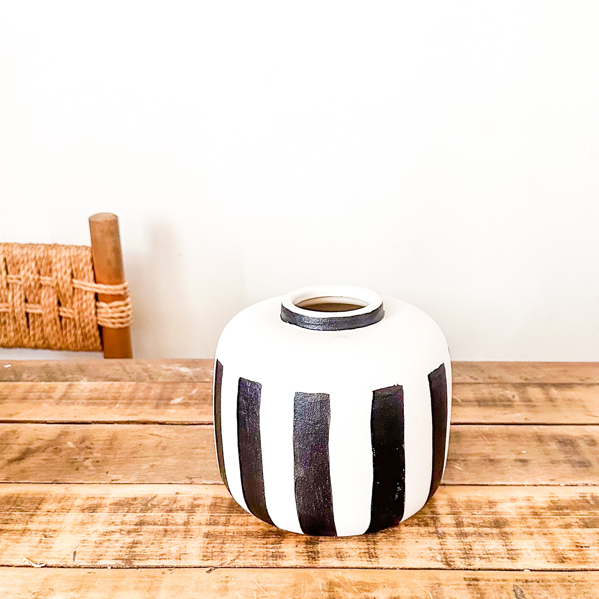 Florero Cerámica Blanco y Negro 17cm Artesanal | Frank Home Florero Frank Home Chile