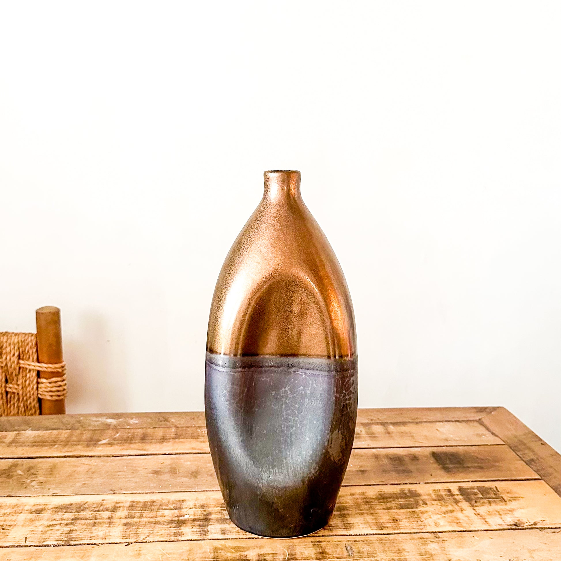 Jarrón Metálico Bronce Azulado 34.5cm Diseño Contemporáneo | Frank Home Florero Frank Home Chile