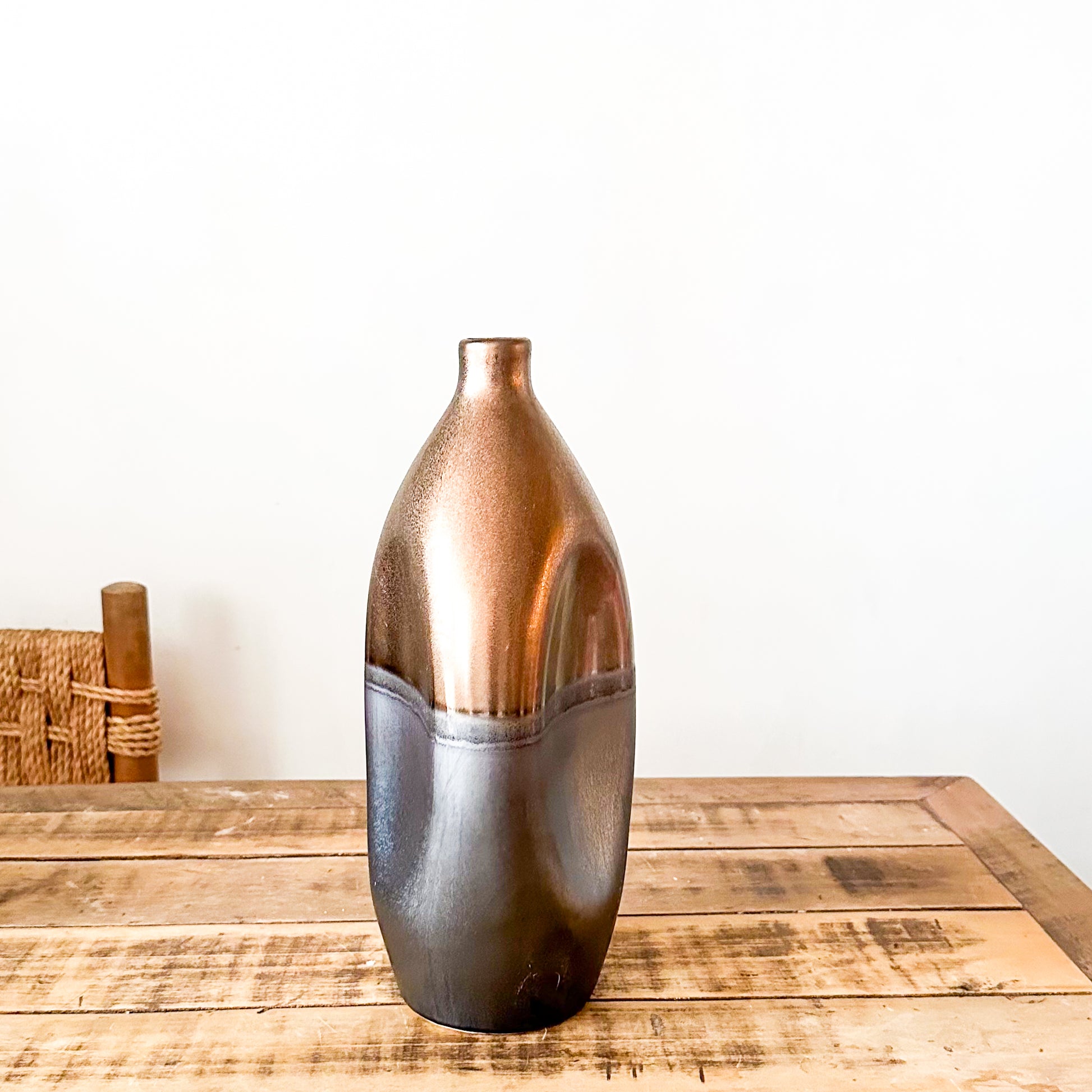 Jarrón Metálico Bronce Azulado 34.5cm Diseño Contemporáneo | Frank Home Florero Frank Home Chile