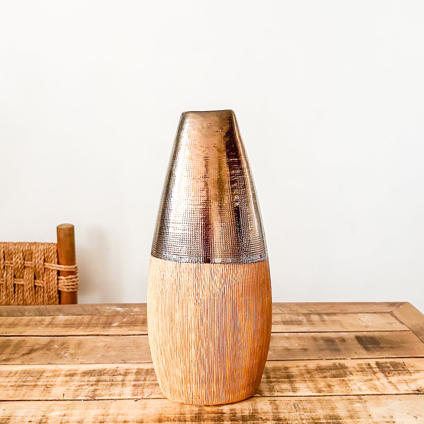 Jarrón Metal Madera 37cm Diseño Contemporáneo | Frank Home Florero Frank Home Chile