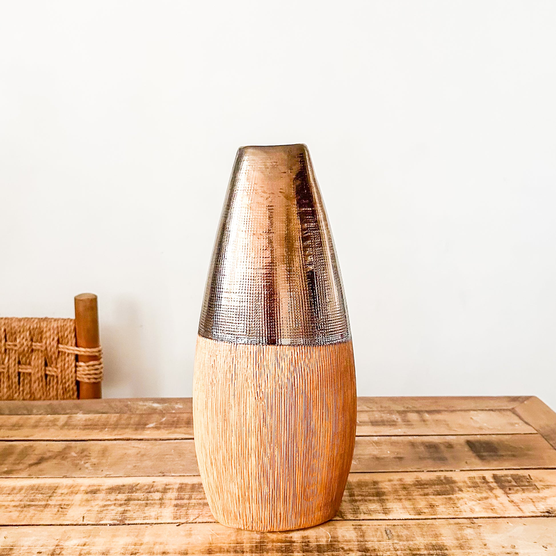 Jarrón Metal Madera 37cm Diseño Contemporáneo | Frank Home Florero Frank Home Chile