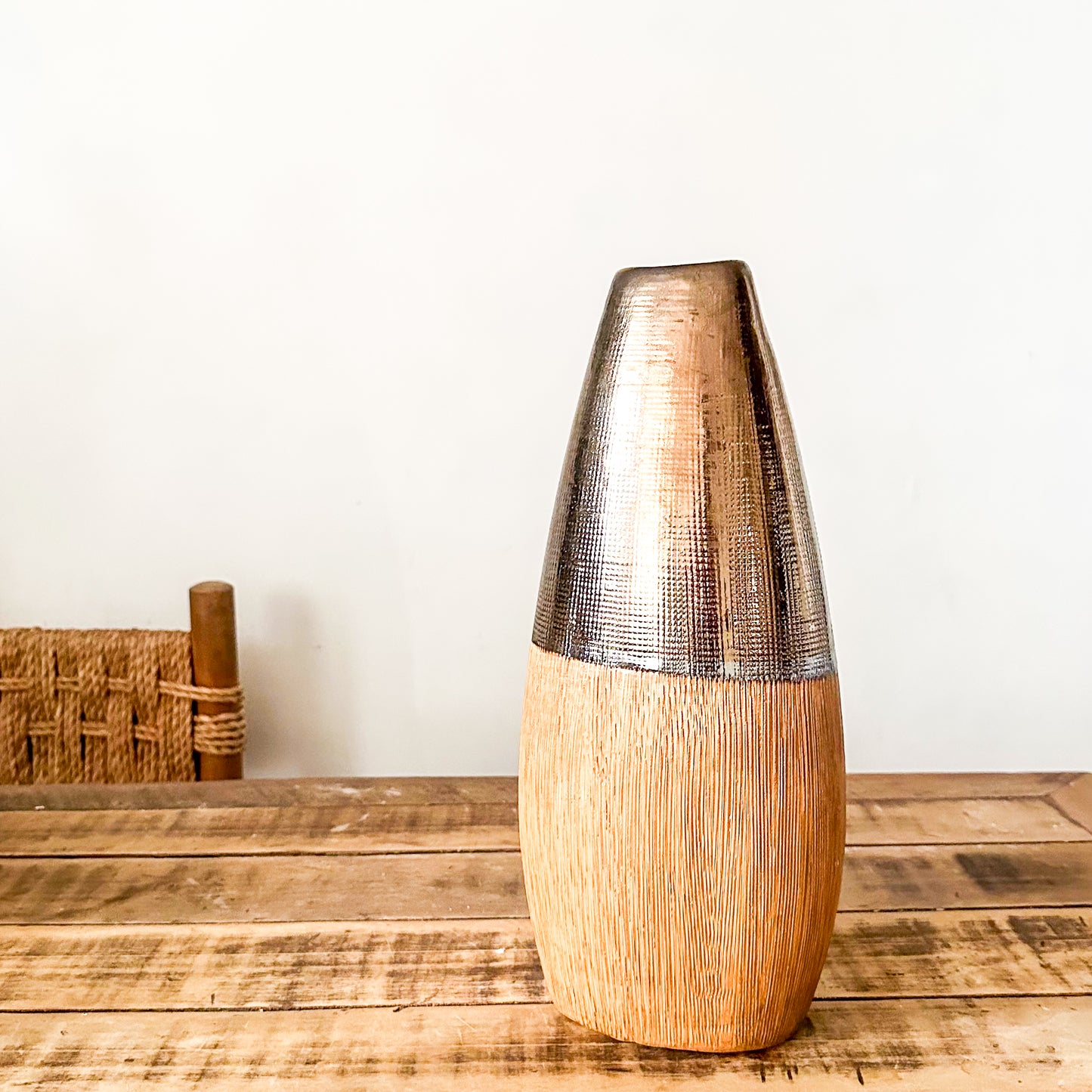 Jarrón Metal Madera 37cm Diseño Contemporáneo | Frank Home Florero Frank Home Chile