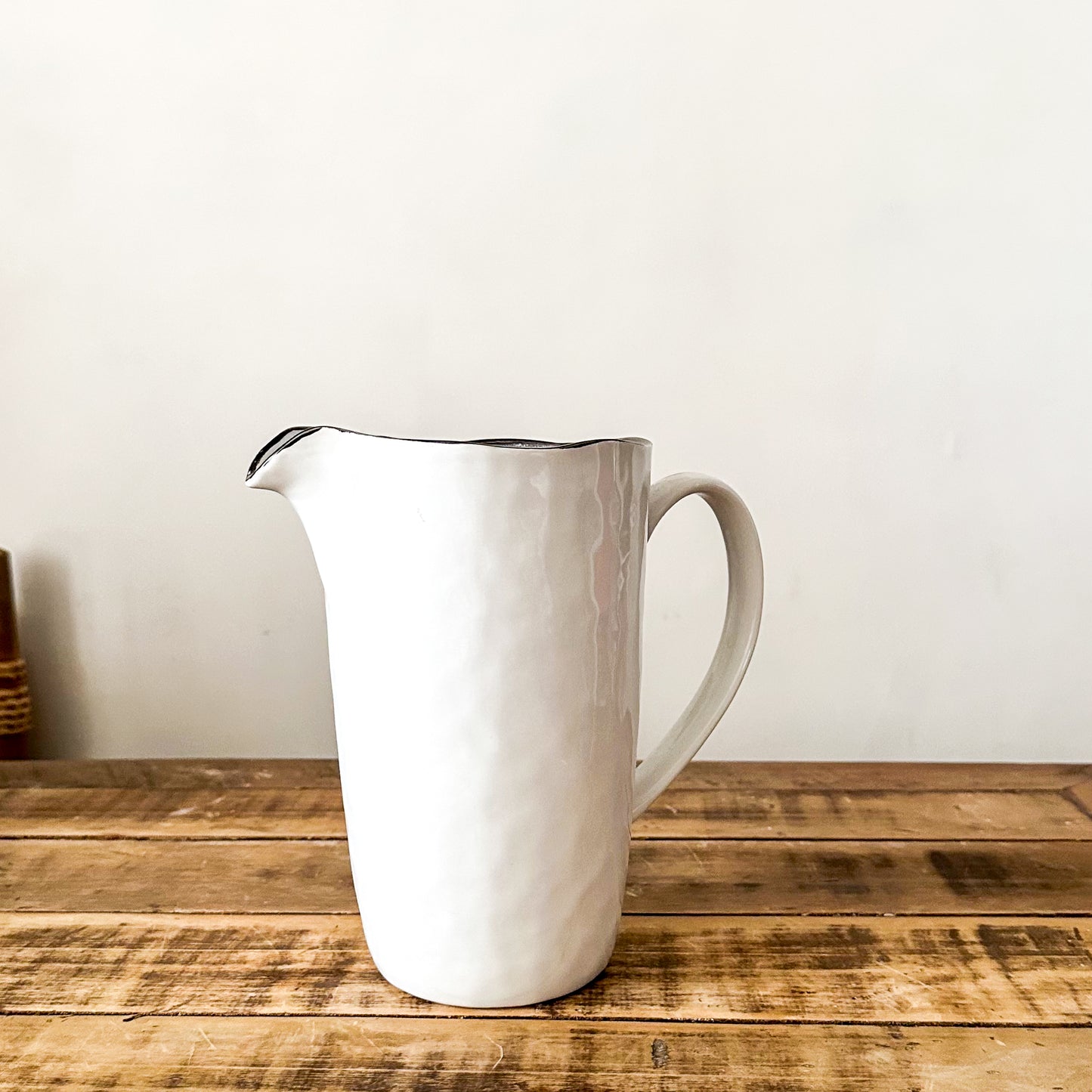 Jarra Cerámica Blanca Borde Negro 1.8L - Diseño Minimalista Jarra Frank Home Chile