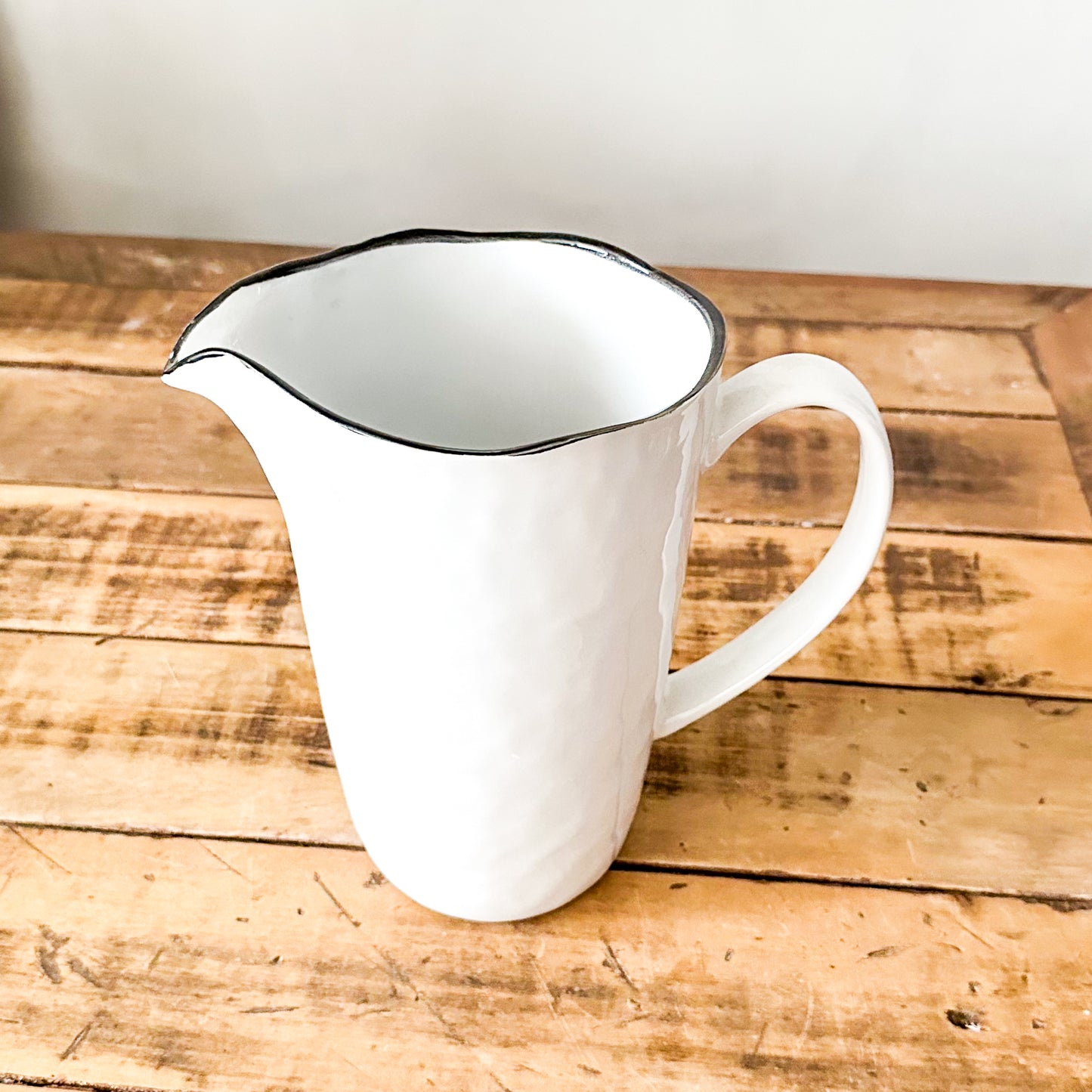 Jarra Cerámica Blanca Borde Negro 1.8L - Diseño Minimalista Jarra Frank Home Chile