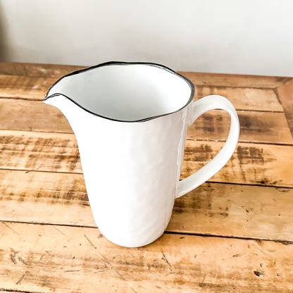 Jarra Cerámica Blanca Borde Negro 1.8L - Diseño Minimalista Jarra Frank Home Chile