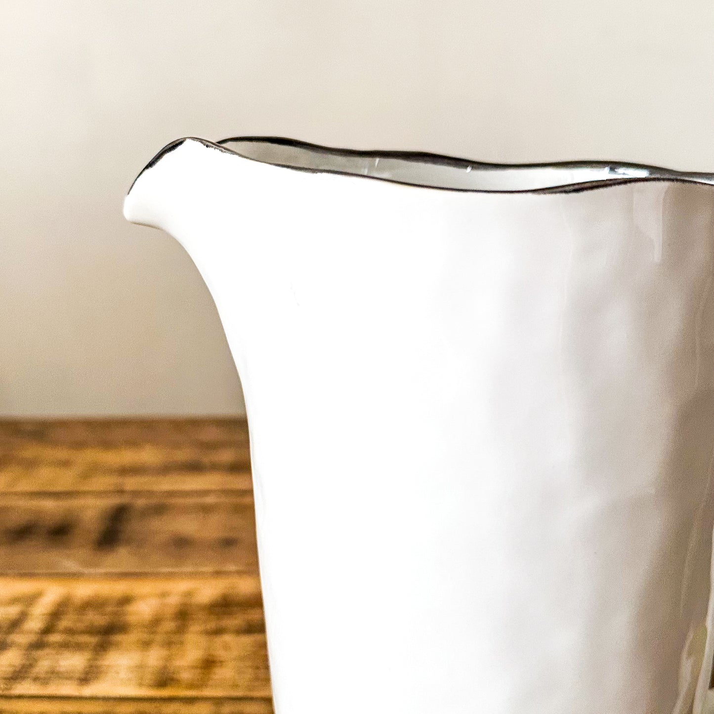 Jarra Cerámica Blanca Borde Negro 1.8L - Diseño Minimalista Jarra Frank Home Chile