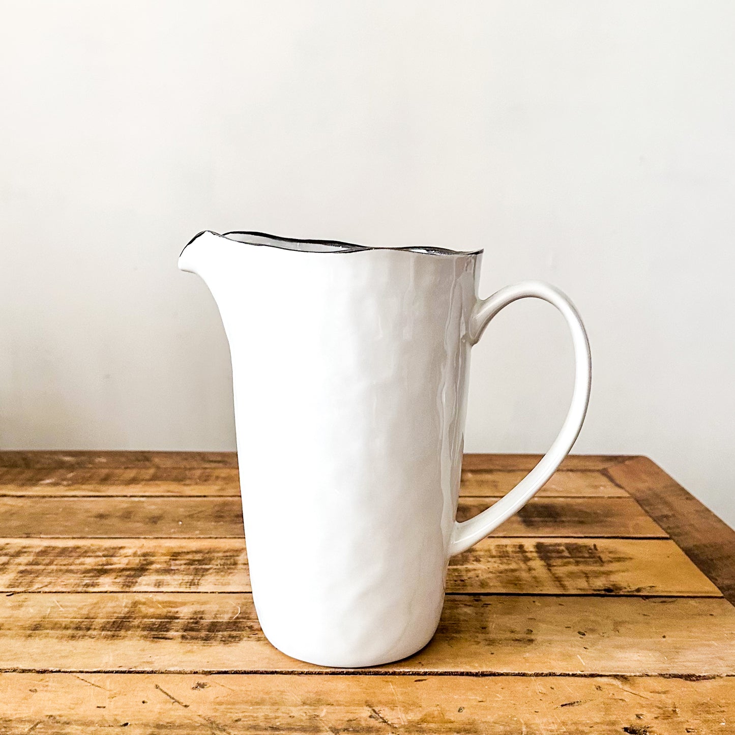 Jarra Cerámica Blanca Borde Negro 1.8L - Diseño Minimalista Jarra Frank Home Chile