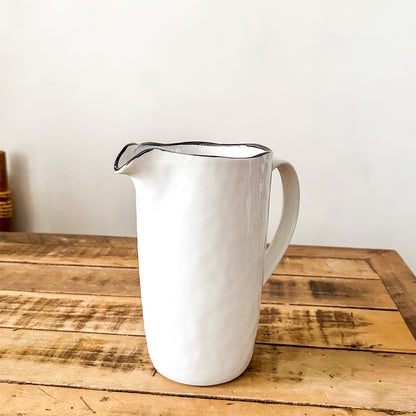 Jarra Cerámica Blanca Borde Negro 1.8L - Diseño Minimalista Jarra Frank Home Chile