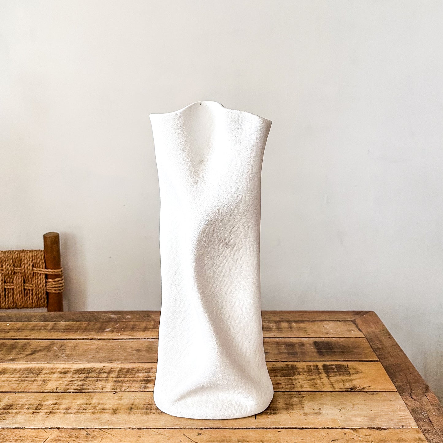 Florero Escultórico Abstracto Cerámica Texturizada Blanca 29.5cm Florero Frank Home Chile