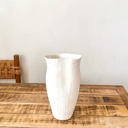 Florero Escultórico Abstracto Cerámica Texturizada Blanca 29.5cm Florero Frank Home Chile