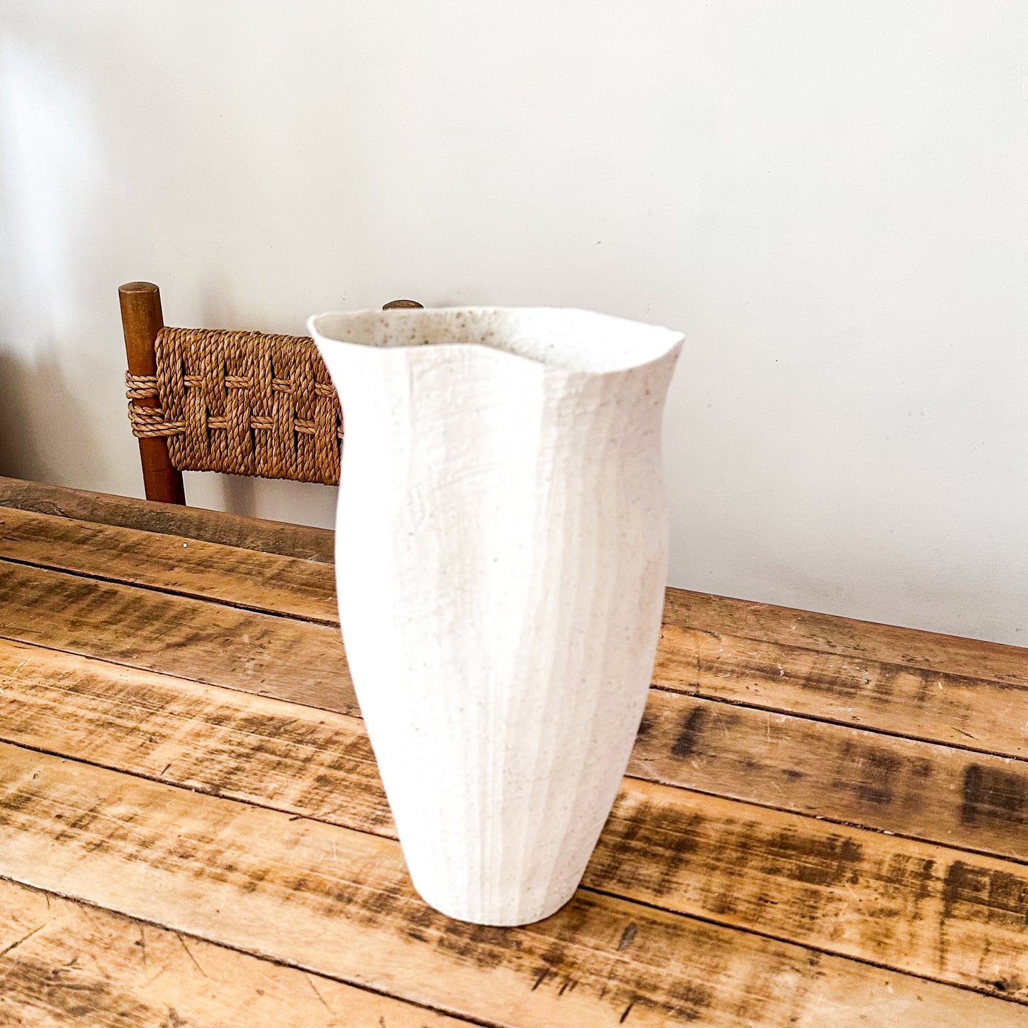 Florero Escultórico Abstracto Cerámica Texturizada Blanca 29.5cm Florero Frank Home Chile