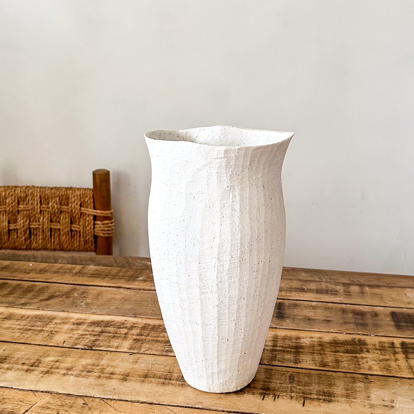 Florero Escultórico Abstracto Cerámica Texturizada Blanca 29.5cm Florero Frank Home Chile